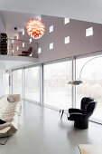 Fensterfront und Wand mit Glasbausteinen im Wohnzimmer