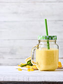 Gelber Paprika-Mango-Smoothie mit Buttermilch