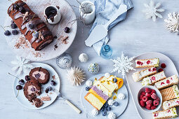 Schwarzwälder Schokoladenmousse-Roulade, Mango-Blaubeer-Trifle und Eissandwiches zu Weihnachten
