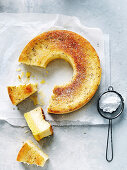 'Magischer' Custard Cake mit Polenta und Fenchel, angeschnitten