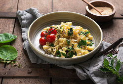 Pasta with garlic oil, spinach and grilled tomatoes