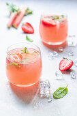 Rhabarber-Erdbeer-Limonade mit Minzblättern