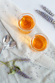 Anis-Ysop-Tee in Gläsern (Aufsicht)
