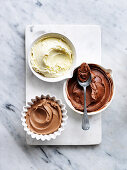 Dreierlei Cremes für die Schokoladen-Buttermilch-Ombre-Torte