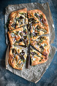 Artischocken-Focaccia mit Feta und Kapern