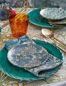 Gedeckter Tisch mit verschiedenen Blumenmustern in Blautönen