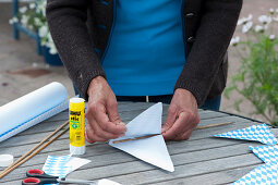 Make Bavarian pennants for decoration