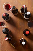 Rotweinflaschen und Rotweingläser