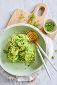 Pasta mit Basilikum und Avocadosauce