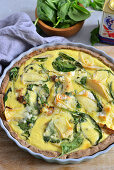 Quiche with spinach and cheese