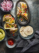 Gegrillte Tacos mit Maiskolben, Feta-Avocado-Creme und roten Zwiebeln