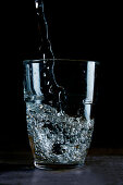 Wasser in Glas einschenken