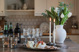 Platte mit Käse und Plätzchen auf dem Tisch in der Landhausküche