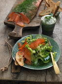 Gebeizter Lachs mit Gurkensalat und Kräuterdip