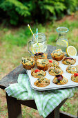 Pikante Muffins und Limonade auf Gartentisch