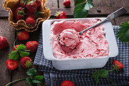 Vegan strawberry ice cream with fresh fruits