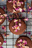 Schokoladenplätzchen mit getrockneten Rosenblüten