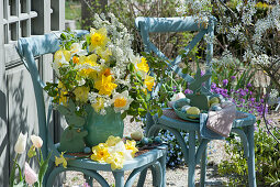 Easter decoration at the tea house: bouquet of daffodils and bridal spears, Easter bunnies and Easter eggs