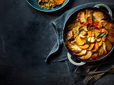 Langsam gegartes Schweineragout mit Apfelwein, Salbei und Kartoffelkruste