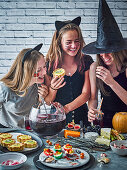 Lachende Mädchen bei der Halloweenparty