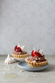 Tartlets with chocolate cream, strawberries and meringue