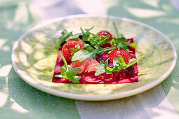 Beetroot with strawberries, grapefruit and arugula