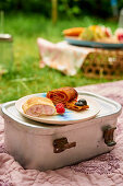 Pfannkuchenschnecken mit Beeren zum Picknick