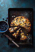Sponge with bluberries, crumble topping and almonds
