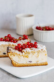 Käsekuchen mit Streuseln und roten Johannisbeeren