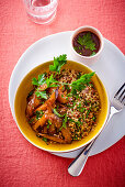 Auberginen-Quinoa mit Petersilie und scharfer Sauce