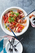 Kingfish-Sashimi mit rosa Grapefuit