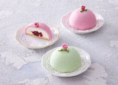 Princess cakes with sugar roses