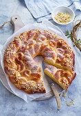 Gebackener Osterkranz aus Sauerteig mit Mandelstiften