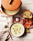 Brotsuppe mit Thymian, Knoblauch, Rohschinken und Grillbrot