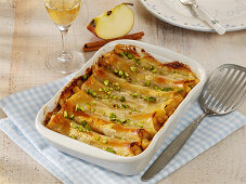 Sweet cannelloni with apple and cinnamon filling