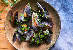 Mussels in white wine sauce prepare