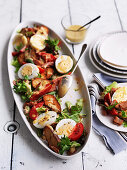 Salad compose with crunchy bread and eggs