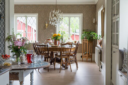 Crystal chandelier in dining area