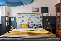 Klassisches Schlafzimmer mit maritimer Deko und blauem Sockel