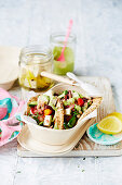 Pita mit griechischem Salat und weissen Bohnen