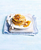 Pancakes mit Bananen, Honig und Macadamia