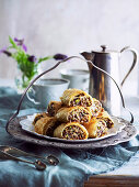 Baklava mit Schokoladenfüllung auf Kaffeetisch