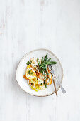 Cremige Zitrus-Hähnchenpfanne mit Gemüse auf Teller