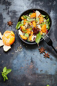 Mandarinen-Pomelo-Salat mit jungem Mangold und Sternanis
