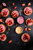 Shortbread-Törtchen mit Joghurt, Erdbeergelee und frischen Erdbeeren