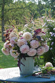 Spätsommerstrauß aus Dahlien, Amaranth, Herbstastern und Blüten vom Chinaschilf