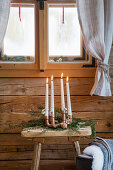 Vier Stabkerzen im Kerzenhalter aus Kupferrohren als Adventskalender