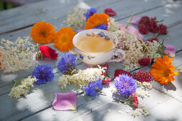 Flower tea and edible flowers