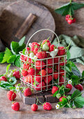 Frische Erdbeeren im Drahtkorb