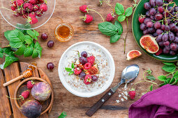 Porridge with figs, grapes and raspberries